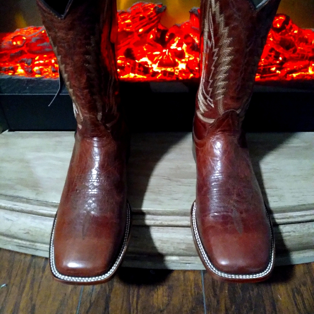 Selling  some  cowboy boots size 11